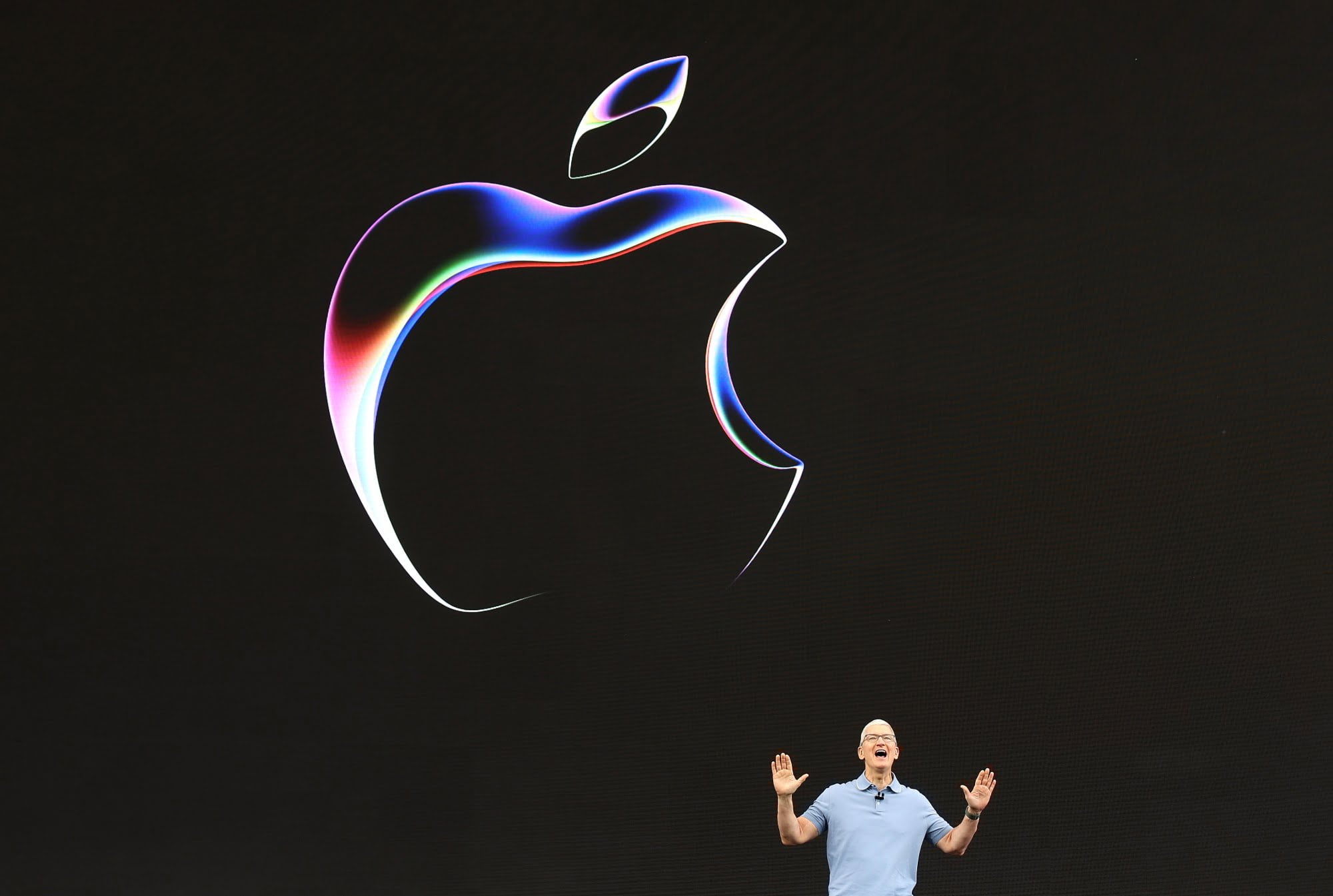 Apple Bets Its Giant User Base Will Help It Win in AI