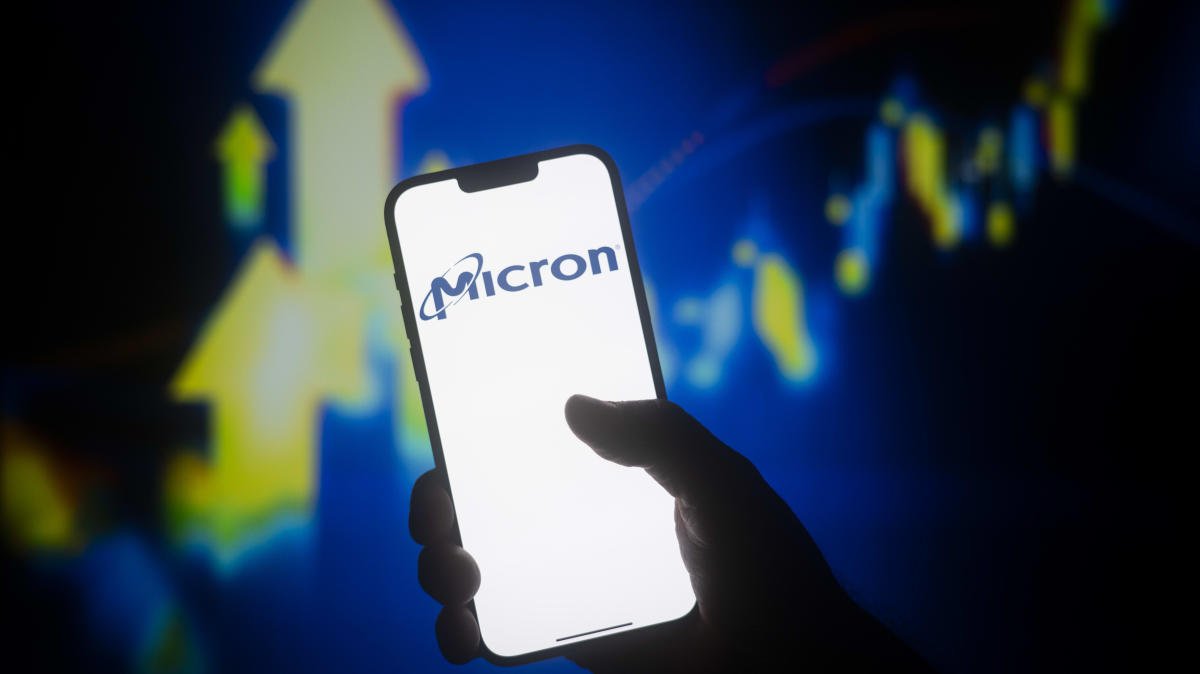 Chip Stocks Soar: Micron’s Stellar Q4 Earnings Beat and Upbeat Q1 Guidance Ignite Investor Confidence Chip Stocks Soar: Micron’s Stellar Q4 Earnings Beat and Upbeat Q1 Guidance Ignite Investor Confidence