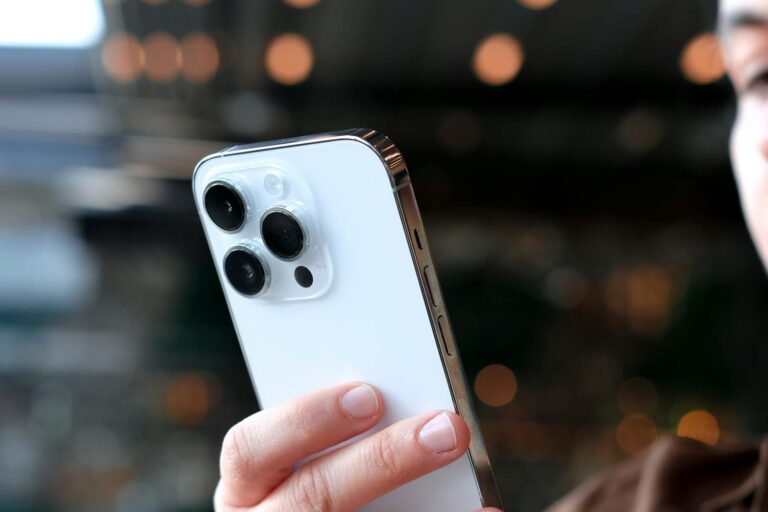 Apple Warns 1.8 Billion iPhone