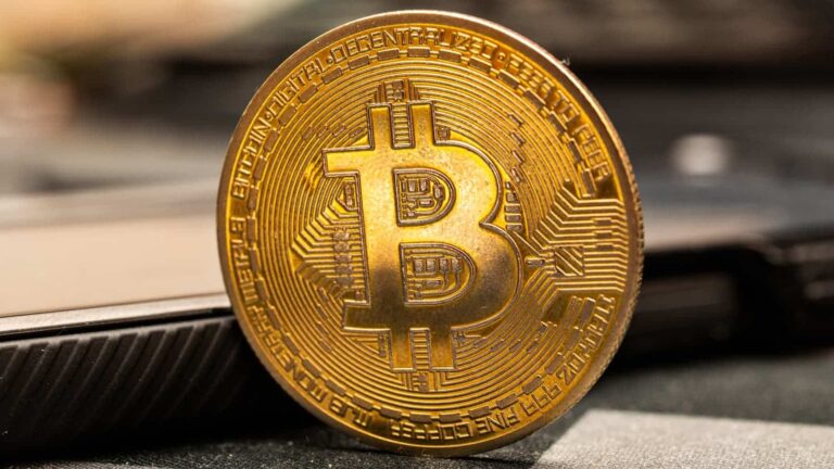 Bitcoin Price Drops to USD 117K After Record High Altcoins Fall